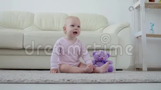 童年，孩子和婴儿的概念-在家里爬着有趣的女婴视频