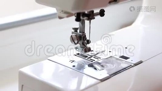在缝纫机上合上显示过程视频