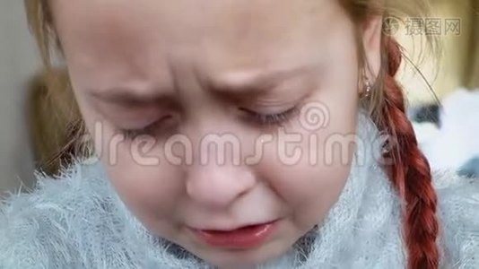 少女为怨恨而哭泣。 婴儿一个人在哭。视频