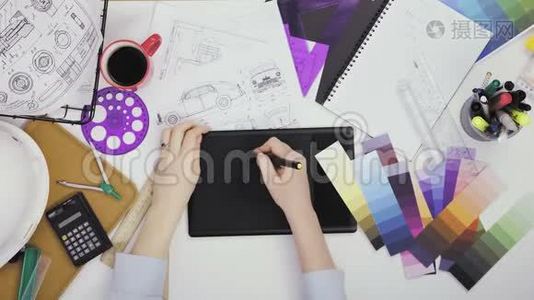 在餐桌上工作时使用平板电脑的创意设计师视频