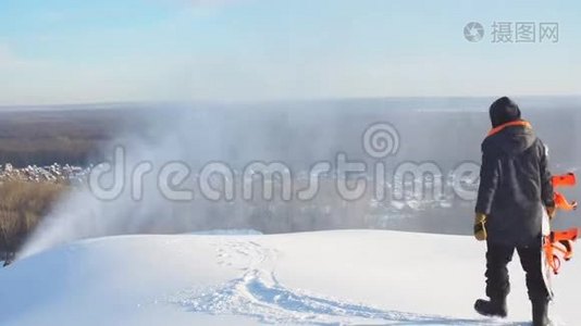 一个穿着滑雪板在山上行走的人视频