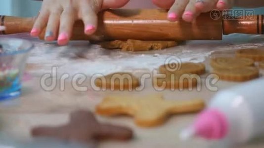 年轻女子推出美味的自制圣诞饼干面团。视频