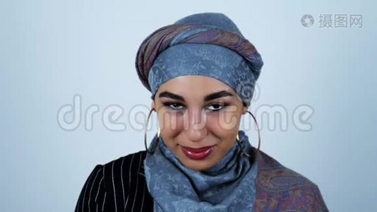 年轻美丽的阿拉伯女人，在与世隔绝的白色背景上，带着慷慨的微笑和欢笑视频