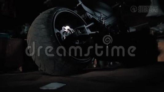 夜间车库里有大轮子的黑色摩托车幽灵自行车视频