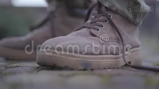 士兵`双手把鞋子系紧. 军靴在那人`脚上。 军事和特种部队装备视频