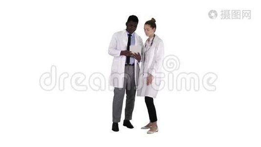 知识医疗专业阿弗罗美国医生与大学使用数字平板电脑白色背景。视频