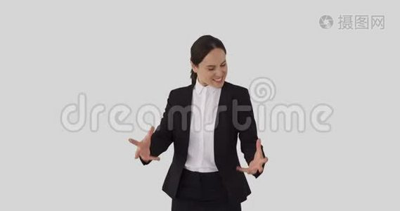疯狂的女商人在白色背景下跳舞视频