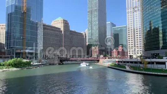 船和皮艇在芝加哥河上悠闲地骑着，行人在河上散步视频