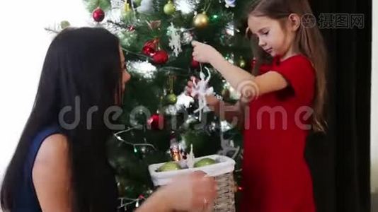 庆祝圣诞节和新年的一组视频。视频