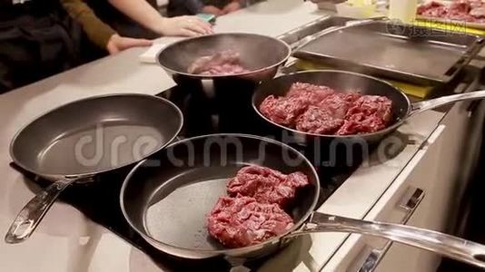 厨师在炒锅上炒肉，从盘子里蒸出来。视频