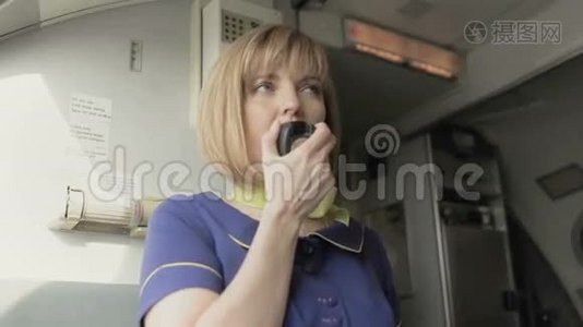 金发空姐对飞机舱内的乘客讲话视频