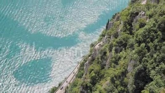 意大利加尔达湖。 鸟瞰在湖岸建造的令人惊叹的全景道路.. 这条路叫加德萨纳视频