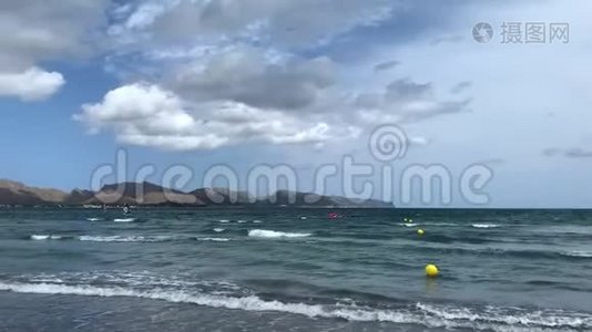 马洛卡岛海边的冲浪者视频