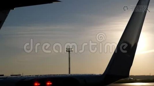 日落时，飞机在跑道和雷达塔上的湿尾。视频