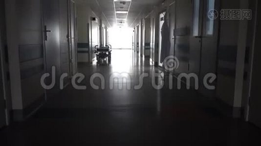 医疗轮床的暗长走廊视频