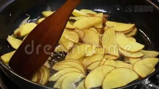 厨师把生土豆和锅铲混合在一起视频