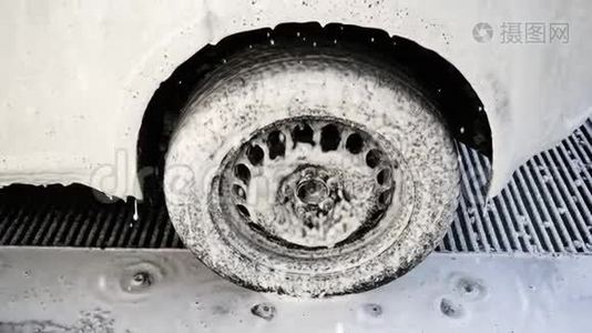 一个汽车车轮的特写镜头，泡沫正在从车轮中排出视频