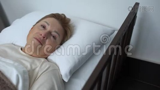 病入膏肓的老太太哭着看着镜头，躺在临终关怀的床上视频