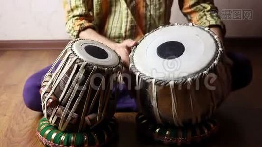 在印度塔布拉鼓上演奏的人视频
