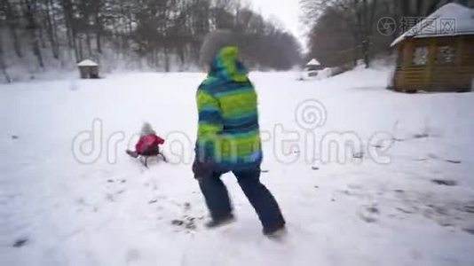 活跃的寒假，精力充沛的孩子们在雪林里和雪橇一起玩耍和跑步视频