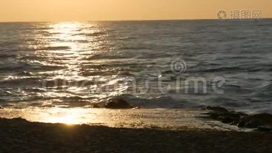 海上日出的画面。 美丽的巨浪撞击在保加利亚黑海岩石海岸视频