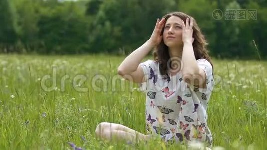 草地上的女性，夏天仰望天空，户外快乐的女性视频