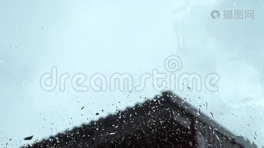 雨滴在窗户上视频