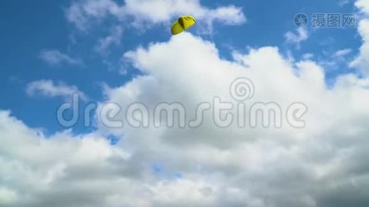 在多云的天空中发射黄色风筝。视频
