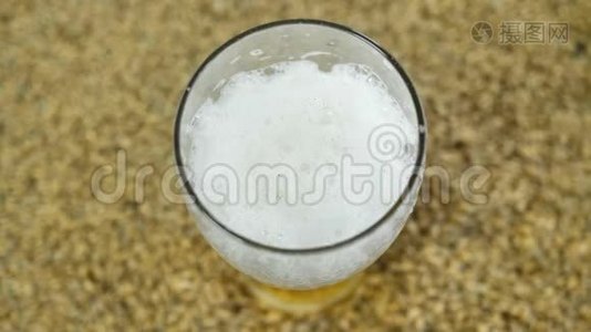 根据麦芽和啤酒花的经典配方，在炊具中酿造的淡啤酒倒在一个玻璃杯中，与之相对视频