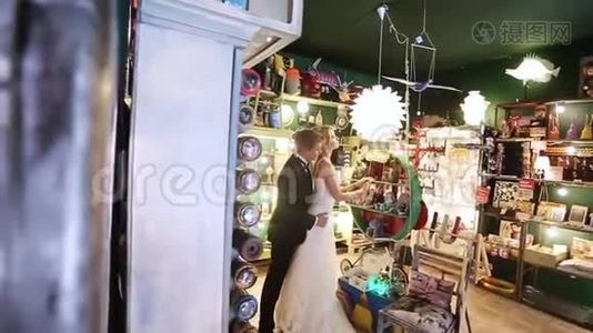 新娘和新郎在艺术商店视频