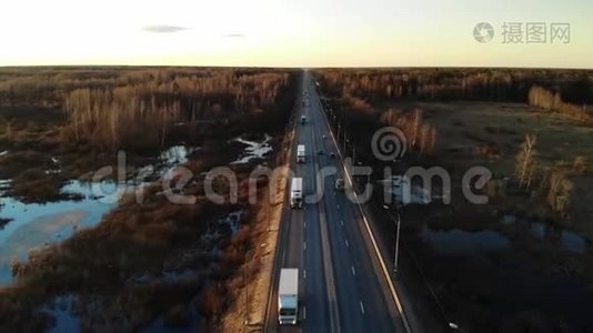 送货卡车朝太阳行驶。 鸟瞰绿色田野和卡车。视频