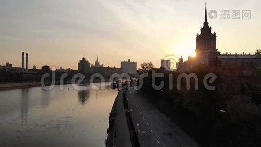 莫斯科城市与河流和制造的早晨鸟瞰图。 俄罗斯政府大厦背景视频