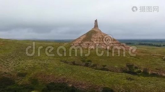 内布拉斯加州Chimney Rock国家历史遗址草原岩石组的无人机射击视频