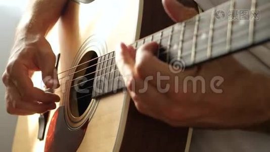音乐家用黄色的吉他弹奏手指视频