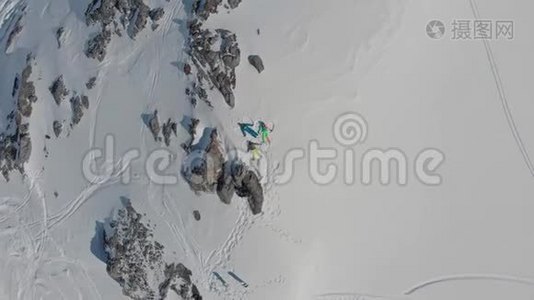 游客在旅游途中在山顶上堆雪做天使视频