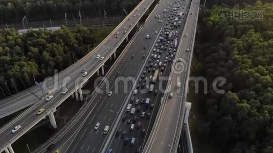 高速公路交叉口的鸟瞰图，阳光照在相机里。视频