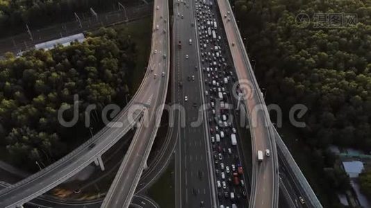 太阳在大路路口的镜头中闪耀。视频