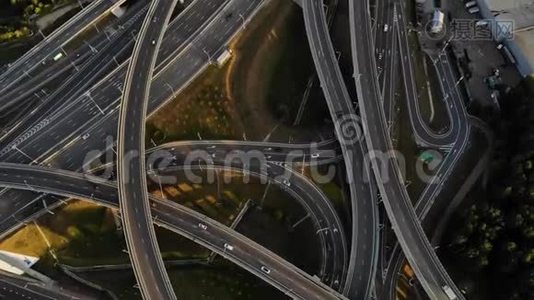 在阳光明媚的一天，在莫斯科的道路交叉口可以看到空中景色，有很多道路交叉视频