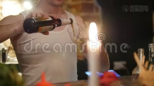 年轻的职业酒保把黑啤酒倒进杯子里视频