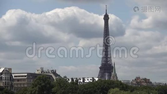 随着云层在市中心和埃菲尔铁塔上空的快速移动，巴黎城时间流逝视频