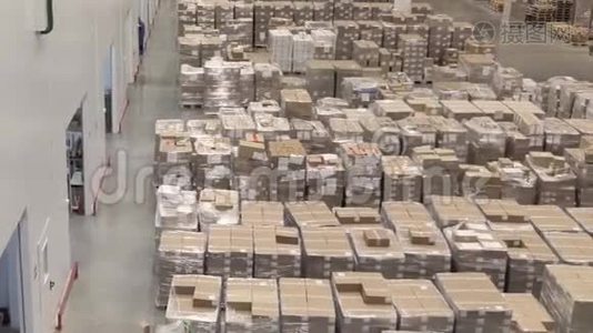 仓库大型物流商业结构地板上的箱包视频