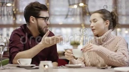 男人试图说服餐馆里的女人，而她正在喝咖啡视频