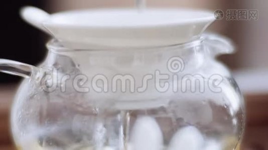 玻璃茶壶里装满了茶道用的开水视频
