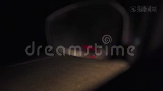 闪烁的警灯反射在汽车的后视镜中视频