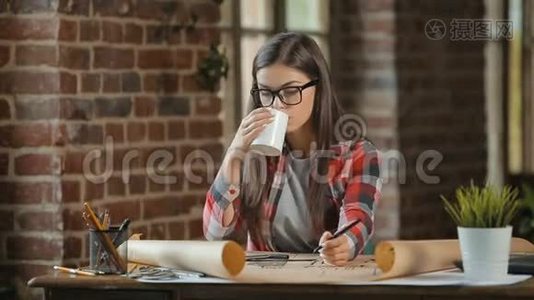 女人在工作时喝咖啡视频