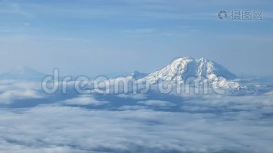 雷尼尔山、亚当斯山和圣海伦山的鸟瞰图视频