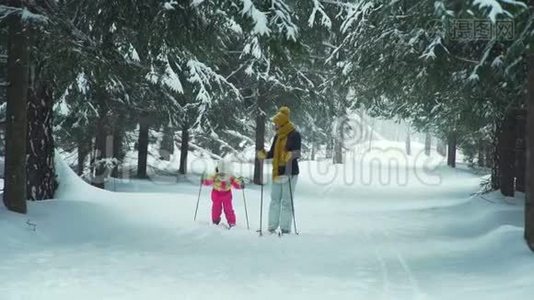 妈妈教女儿如何滑雪视频