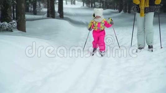 小女孩和妈妈一起学滑雪视频