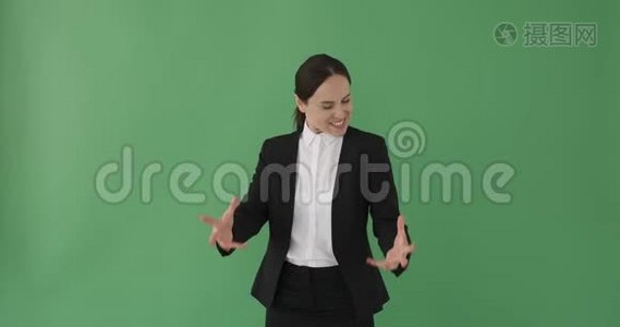疯狂的女商人在绿色背景下跳舞视频