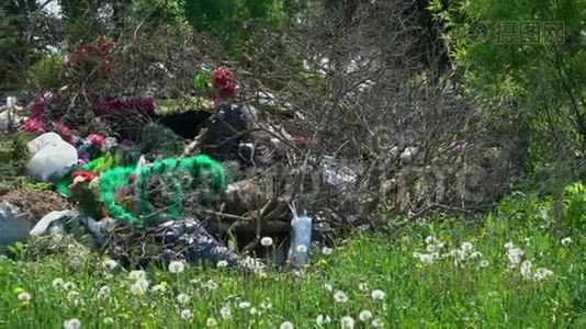 一堆带花环和鲜花的垃圾的全景拍摄视频